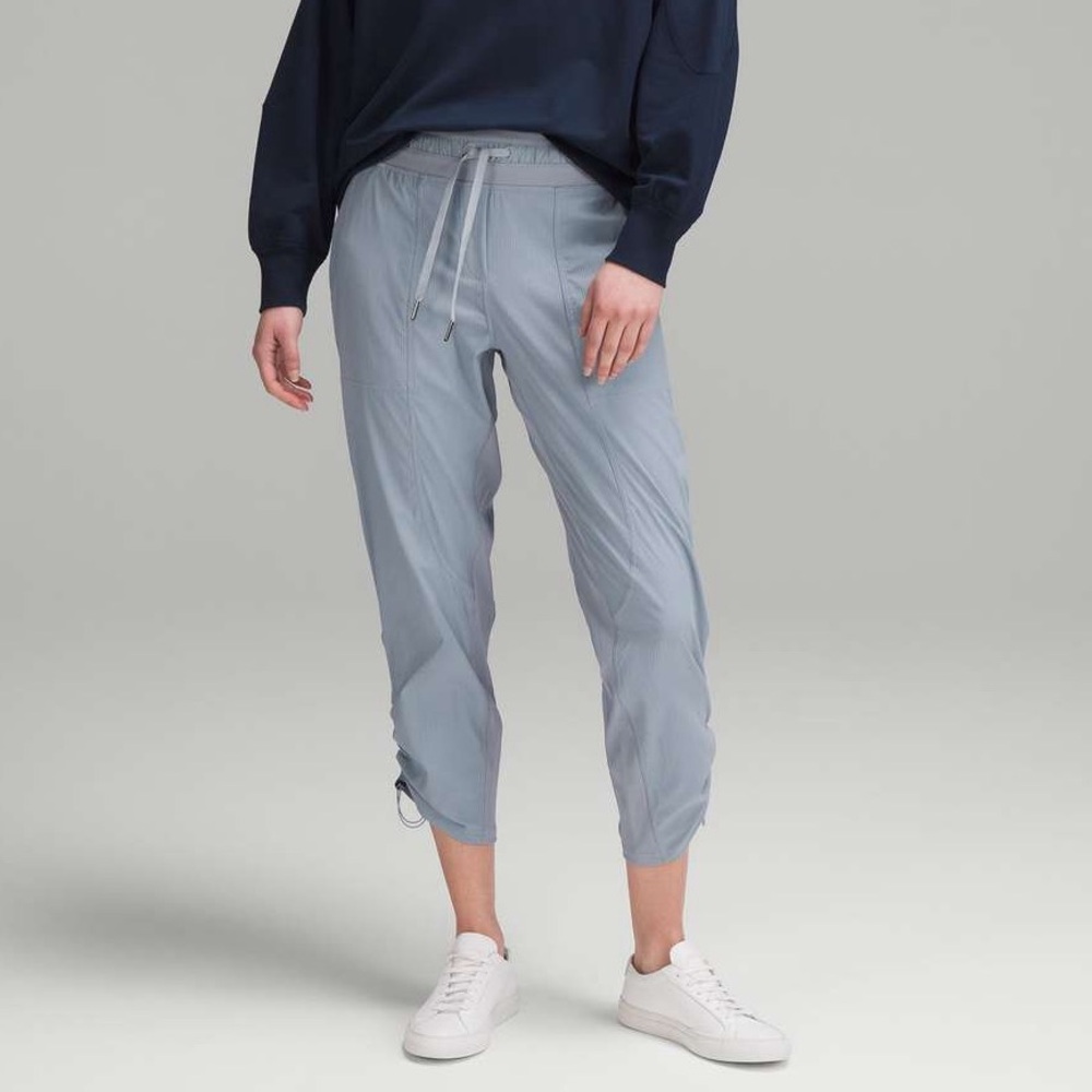 Lululemon Dance Studio Mid-Rise Cropped Pant
(Chambray)